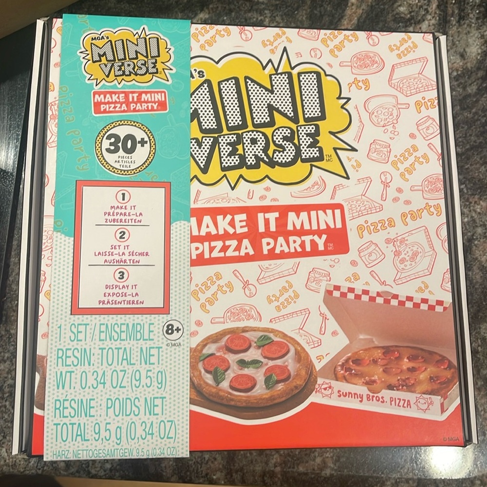 New mGA’s mini verse make it mini pizza party 30+ pieces New in manufacturer box